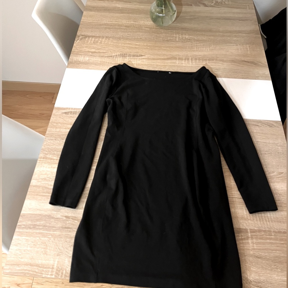 Stunning fitted scoop neck black knee high dress